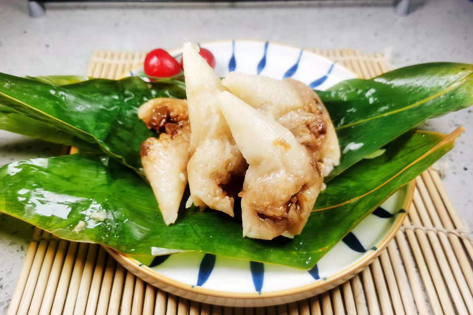 蜜枣粽子全部食材:蜜枣,江米,葡萄干,粽叶第一步:准备一盆清水,把江米