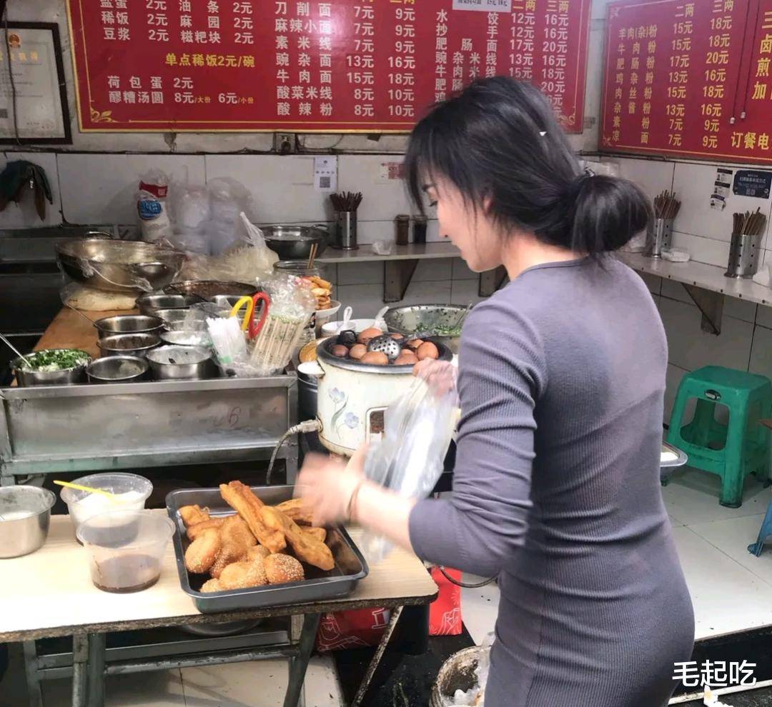美貌与美味并存重庆观音桥的网红老板娘豌杂面很安逸