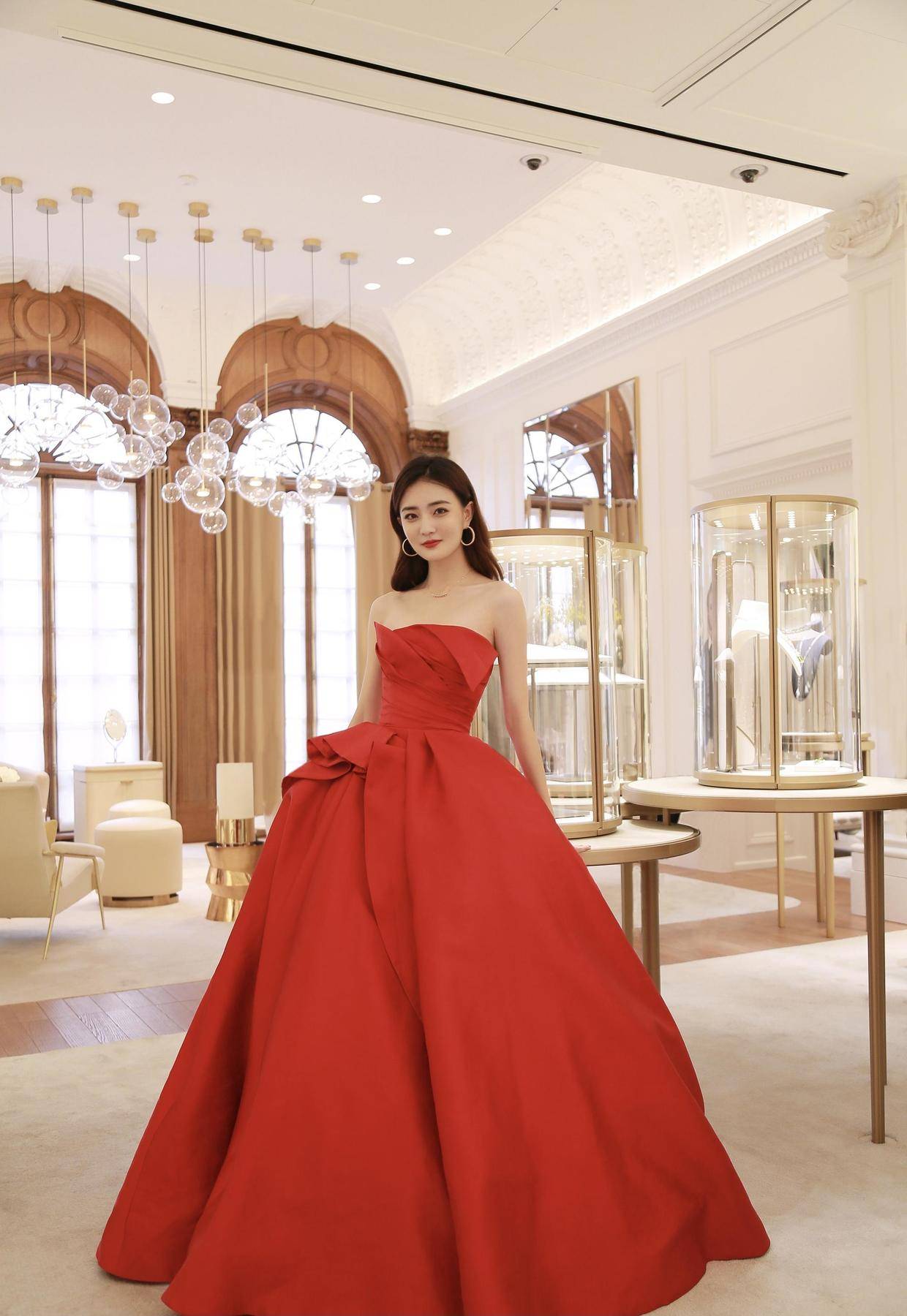 大s徐熙媛把我给惊艳了身穿一袭斜露肩的小红裙亮相姐真洋气