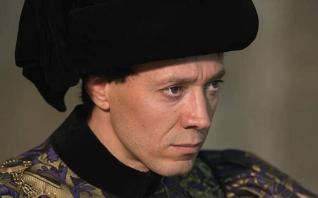 在他的巧言令色之下,他得到了查理七世的宽容,查理七世不仅继续命他率