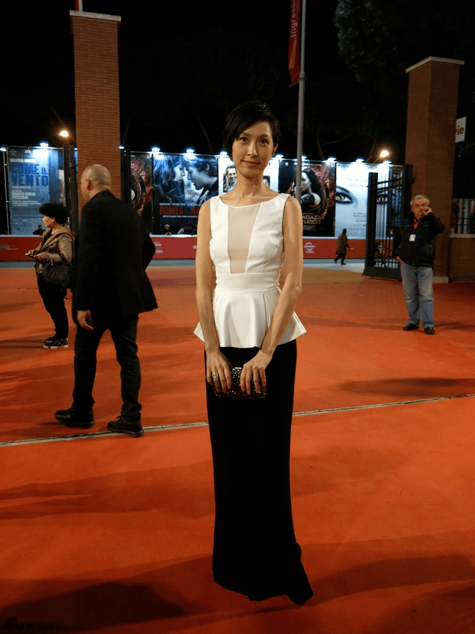 郭蔼明厉害了,奶奶辈都嫌弃的印花衬衫连衣裙她却穿出门,还挺潮_身材