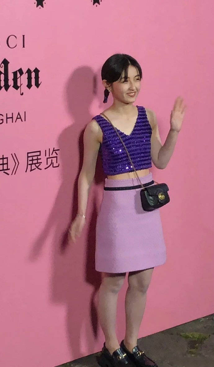 张子枫的斜方肌又回来了?同场比美输给文淇,弯腰驼背被杨紫吊打