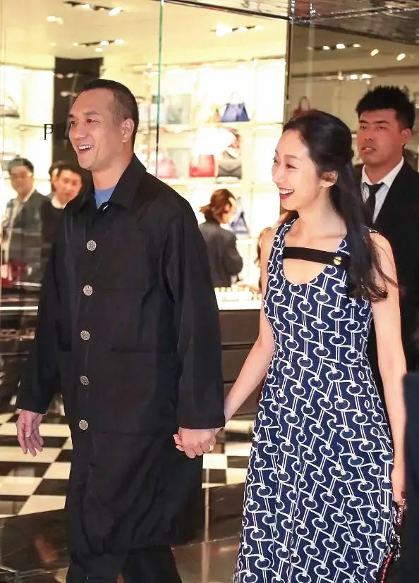 原创黄觉和娇妻同框麦子的随性搭配好优雅黄觉成宠妻狂魔