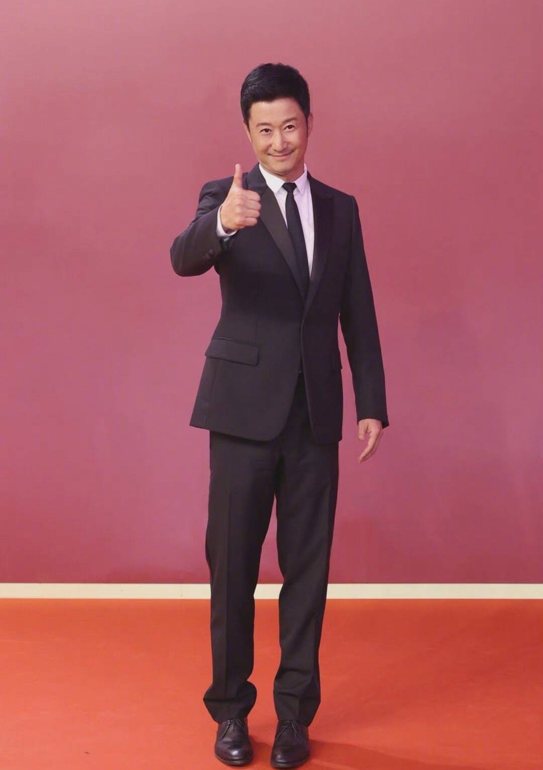 吴京实红穿7年前结婚礼服走红毯大牌都蹭他热度