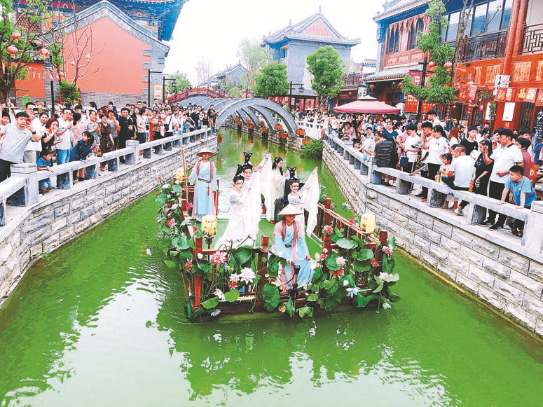 图为根据驻马店梁祝文化打造的"化蝶"花船表演每天吸引众多游客