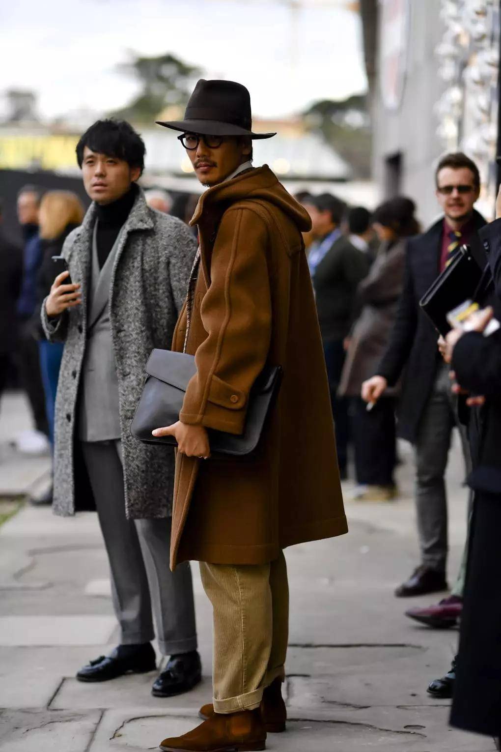拎着走就最简便的一种方法,不过这种方法更好搭配休闲服饰,不然会显得