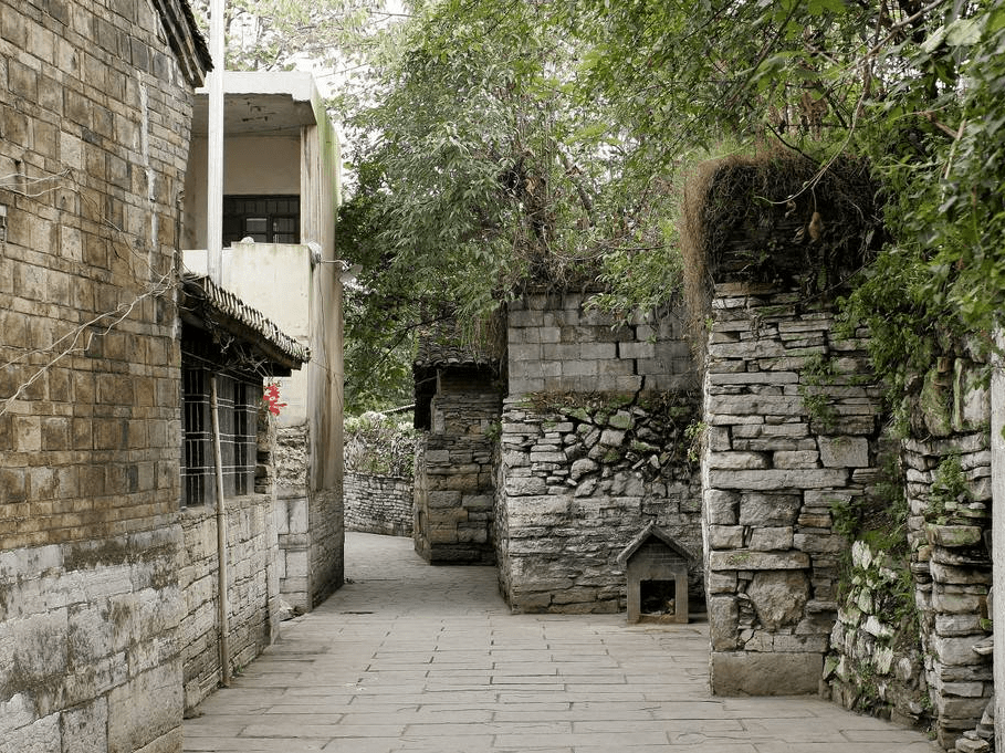 青岩古镇历史悠久,自明洪武十一年(1378年)设青岩堡至今已有600多年了