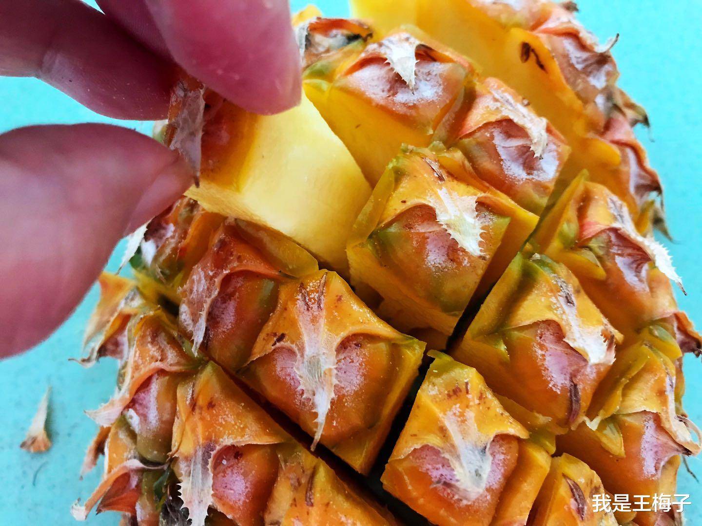 菠萝怎么削皮最好吃 ecad02e29f5e4044b450a5e6ae224464.jpeg