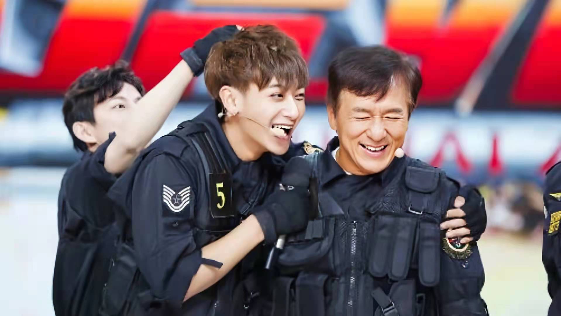 "吼"成龙"呛"何炅,以为他情商低,为何这么多明星还喜欢他?_黄子韬