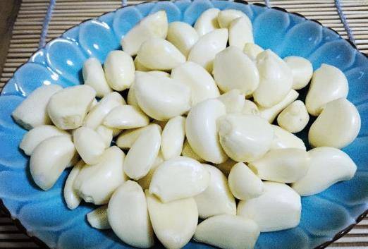 怎样做腊八蒜才好吃视频 22482bd2026a4e28b053358c50392d99.jpeg