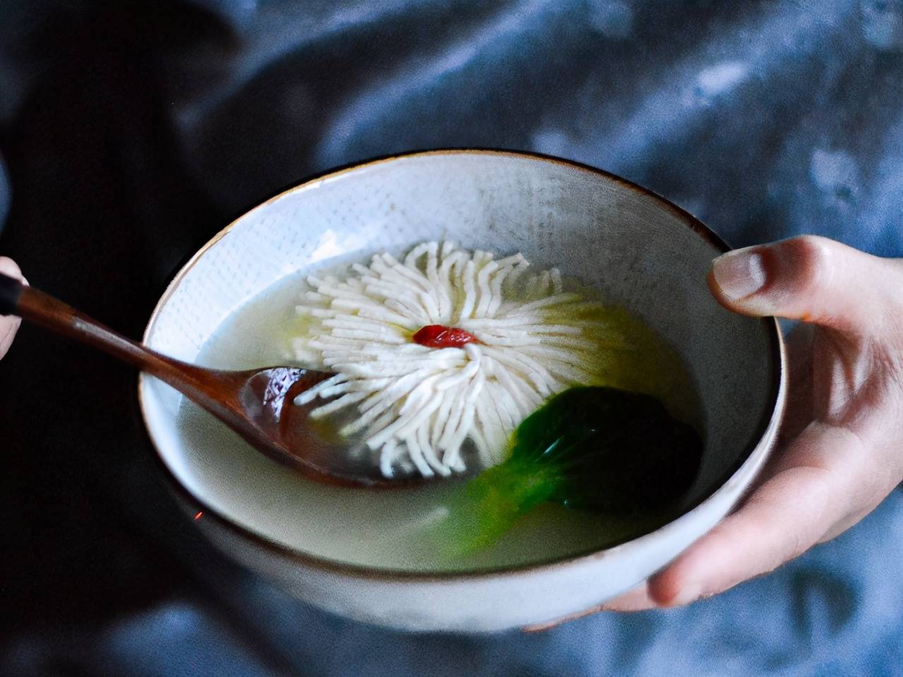 世界切豆腐大比拼,日本厨师切菊花,中国厨师:你可见过蒲公英?