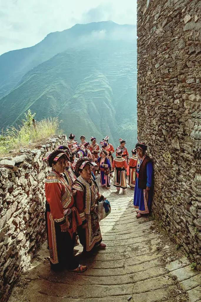 原创2021端午四川茂县民众载歌载舞欢度羌族瓦尔俄足节