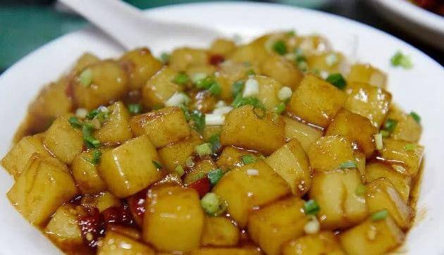 这样一道酱油炒米豆腐就做好了,大家也可以尝试凉拌米豆腐,口感同样