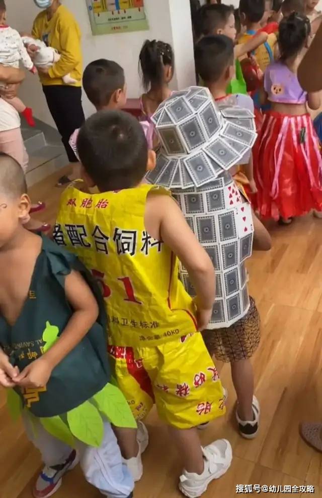 幼儿园环保服装设计大bsport体育赛：家长花样百出另类“攀比”笑yue了！(图4)
