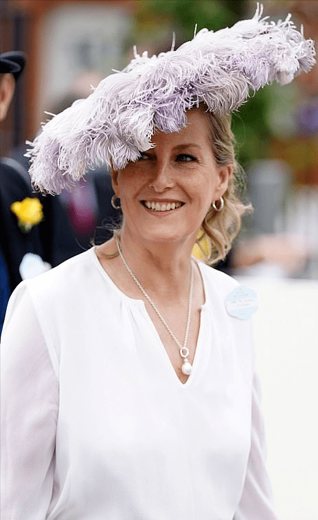 原创英国皇家赛马会第三天!公主穿印花裙翻车,卡米拉前夫也来凑热闹