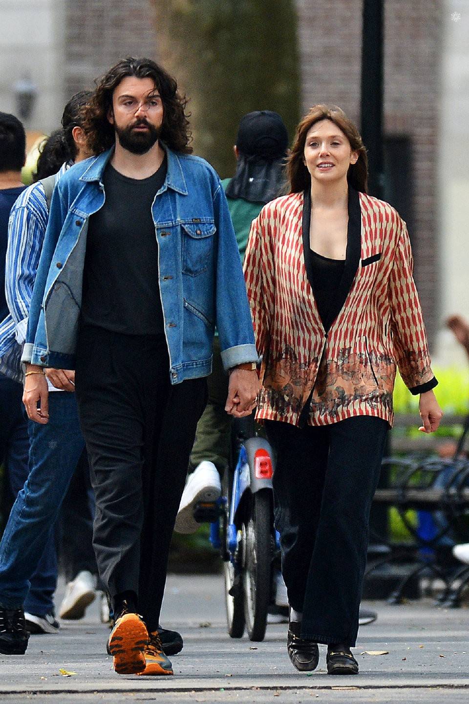 伊丽莎白·奥尔森上身穿着一件红色复古条纹针织衫,里面配上抹胸内衬