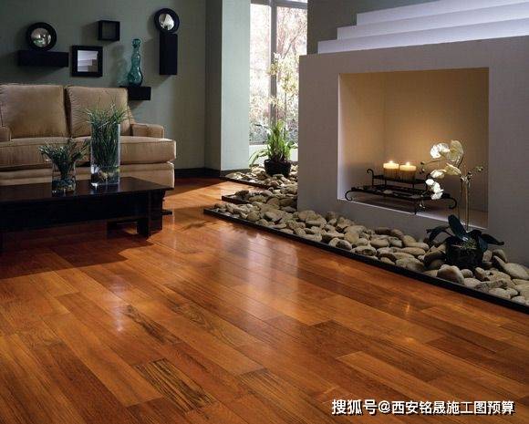 实木地板一整块的原木,而实木复合地板是有三层或者多层不同的实木