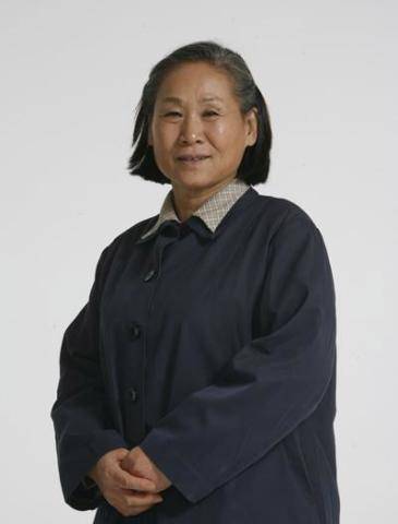 退休后才出道,儿子带她拍戏意外成"百亿奶奶",今她比儿子还红_苇青