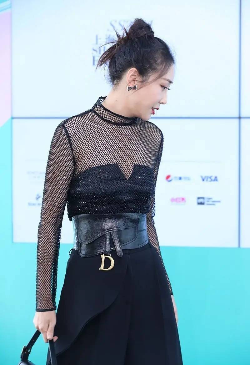 严屹宽的爱妻杜若溪好会搭,低抹胸搭配网格好妩媚,为爱隐退多年