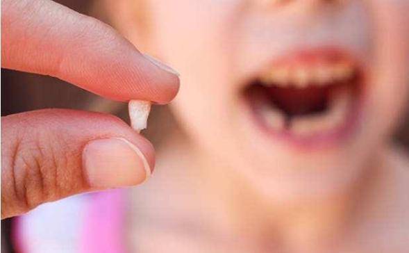 原创7岁甜馨到了换牙期,被妈妈调侃是"豁牙妹",笑起来真可爱