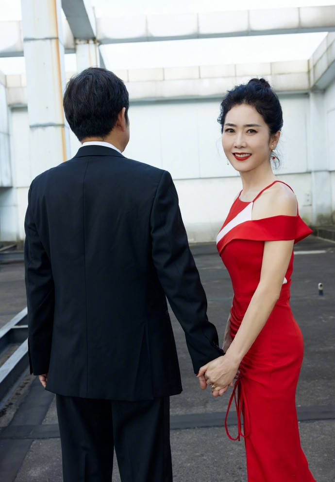 原创郑钧丈母娘真是yyds和刘芸比美身材不落下风穿开叉裙惊艳