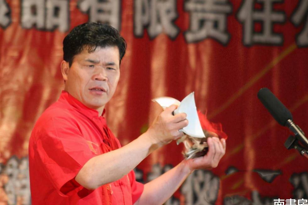 赏钱,正如影视剧中的经典台词那样"有钱的捧个钱场,没钱的捧个人场"