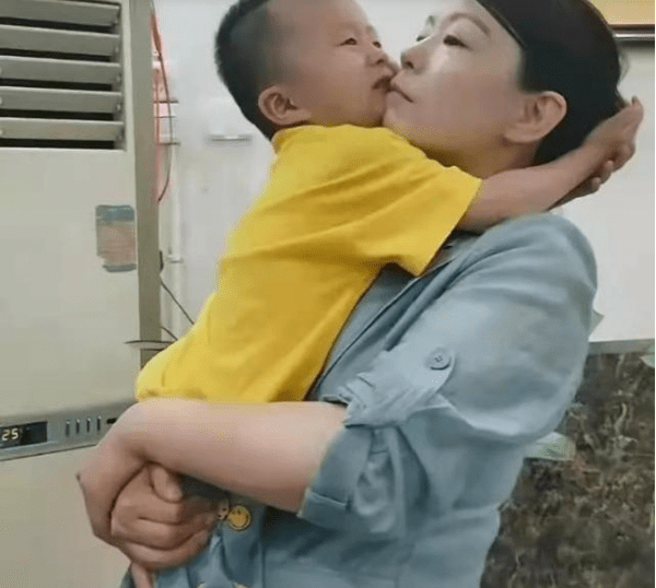 原创郭威搂着许敏脸上写满了幸福许敏抱着孙子却流露出一丝忧伤
