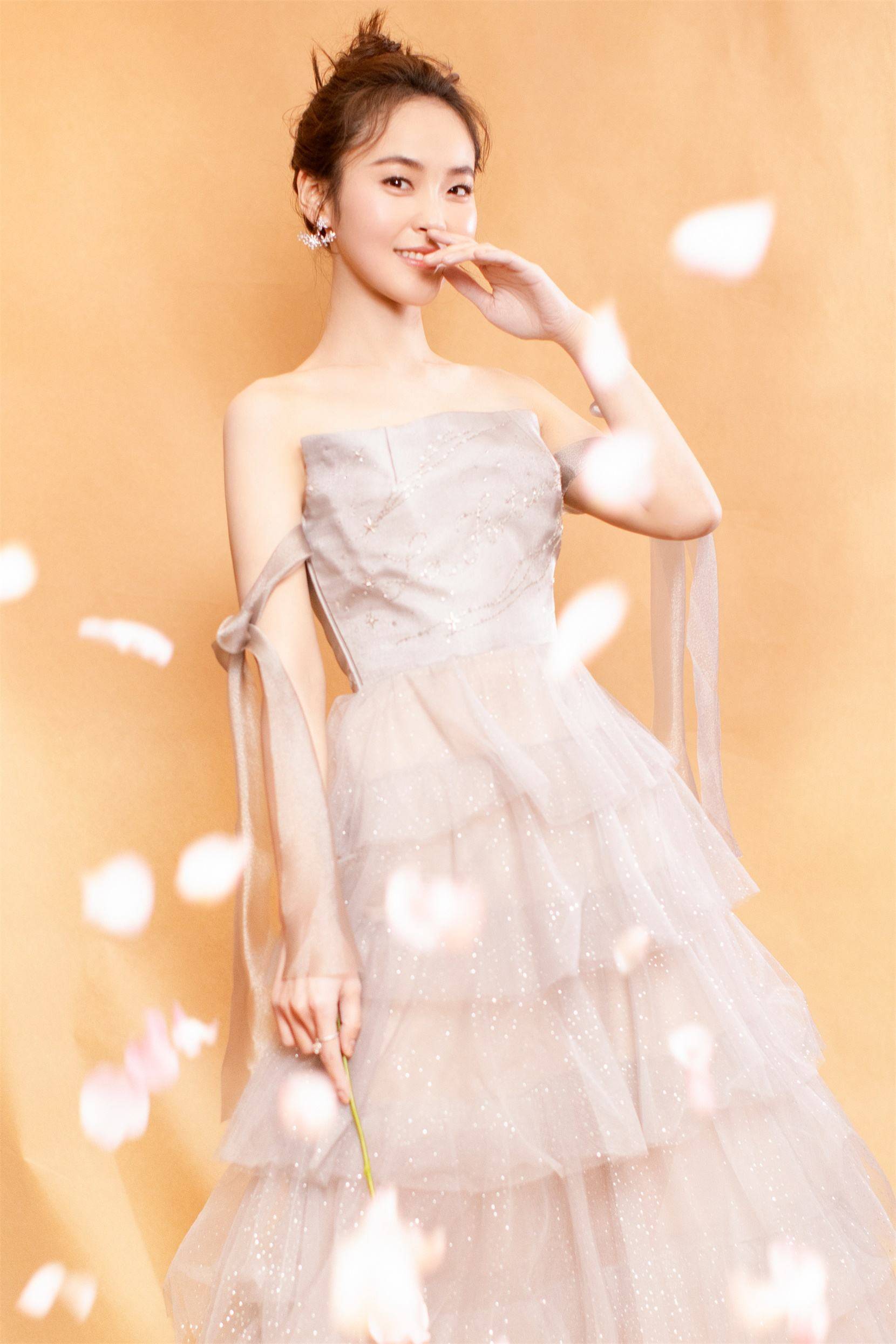 原创她长相特别独特,经常塑造有正能量的人物形象,有着扎实的演技