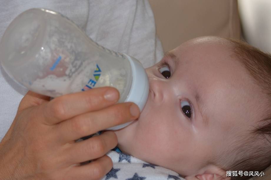 怎么教宝宝坐着喝水 49c04c92e19b487382a9ff262997c313.jpeg