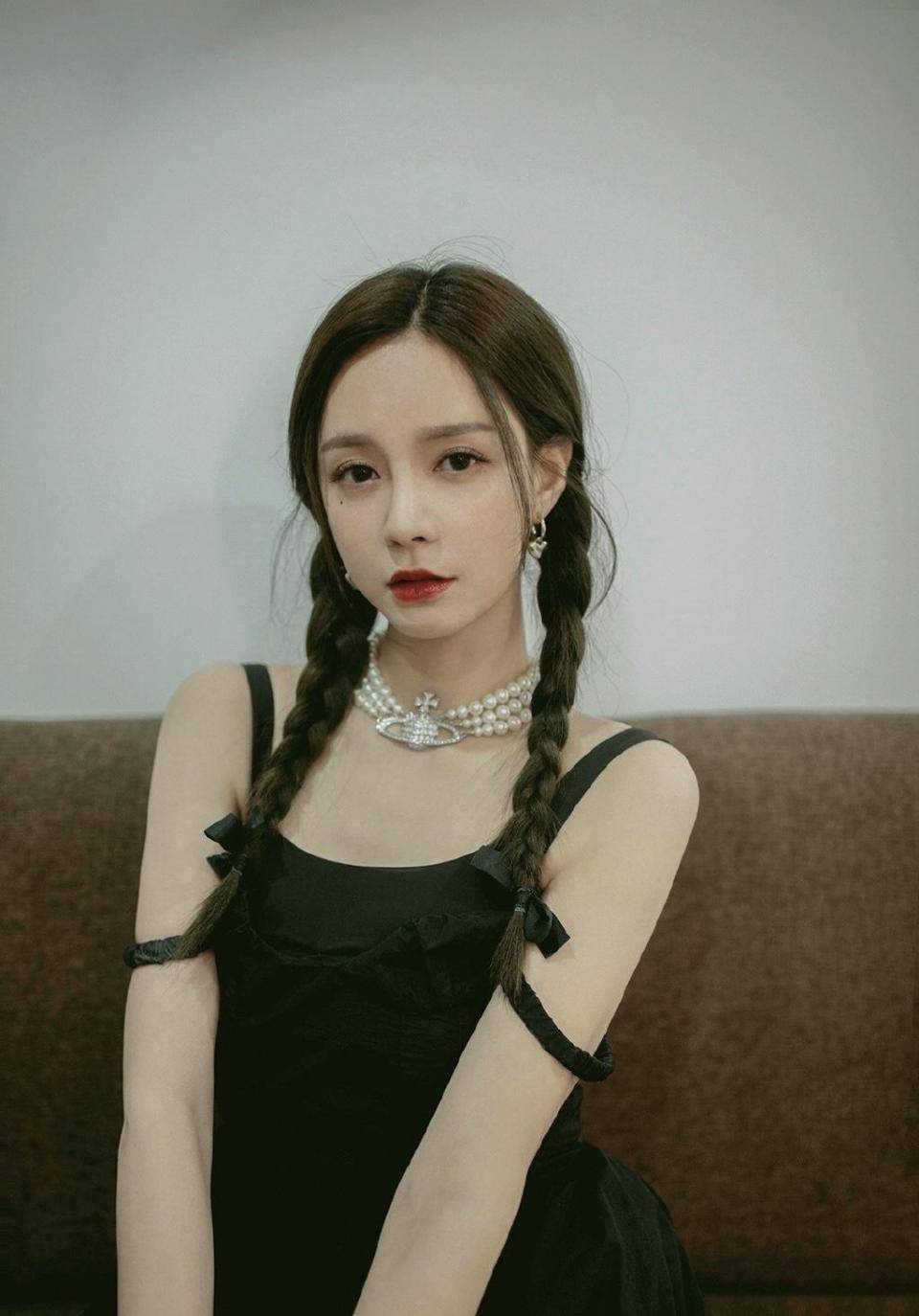 沈梦辰不当穿搭博主可惜了穿彩色v领亮片裙时髦精致成熟高级