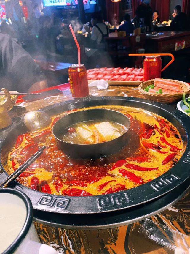 吃的烧烤,尤其是动物内脏还有海鲜,啤酒,火锅里面嘌呤含量也是非常高