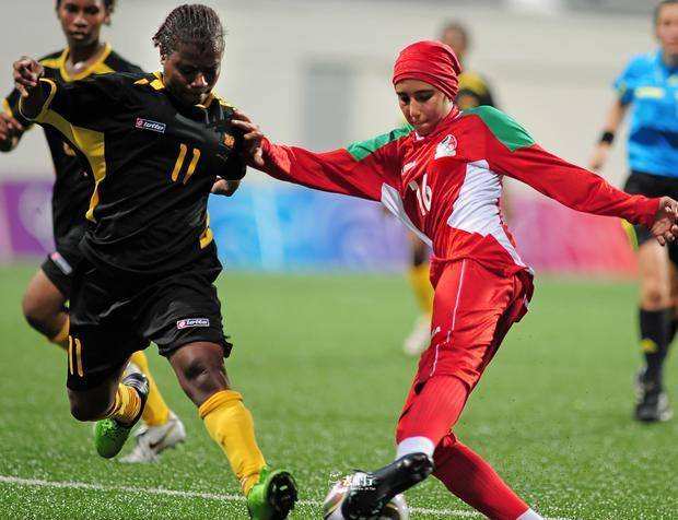 原创没有女观众的伊朗足球禁止女子观看现场球赛女足全副武装比赛