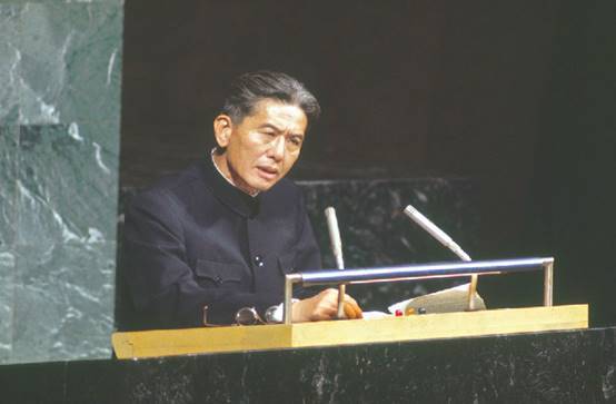 斐然的外交才俊,因大笑照片闻名世界,身后子女都是什么样的_乔冠华