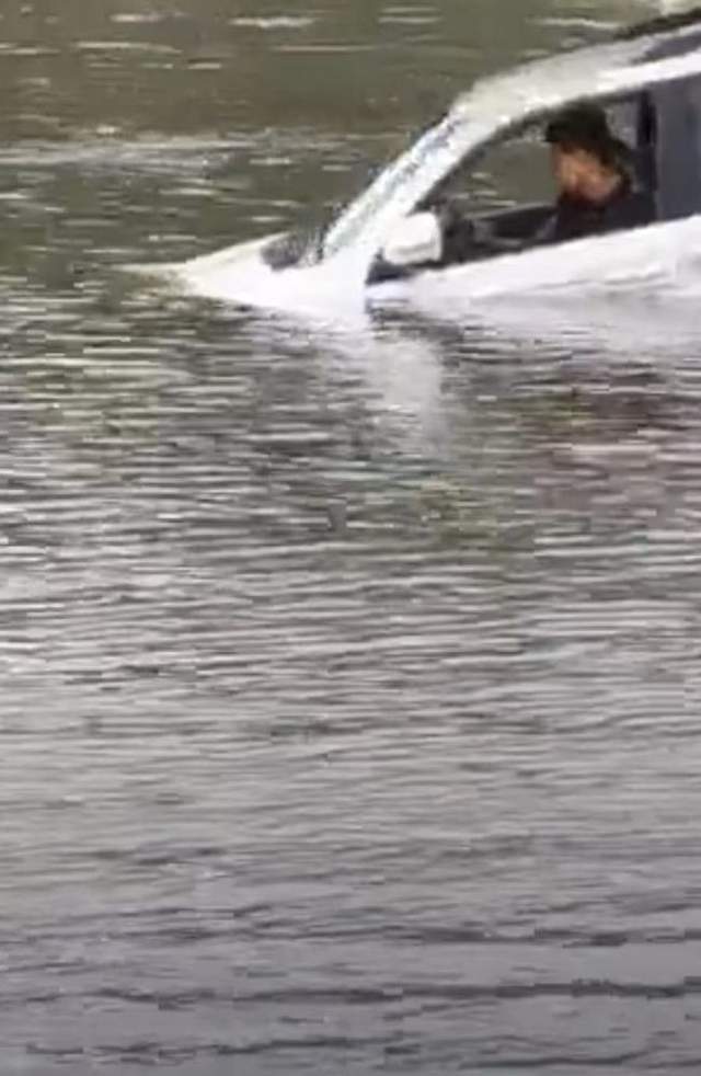 男子驾驶硬派越野车挑战渡河 遇险后侥幸逃脱 却因不会游泳遇难 驾驶员