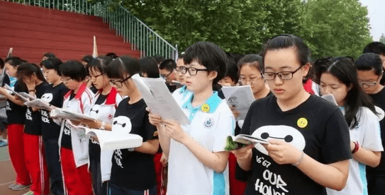 凌晨三点就排队排号外地家长为上高中忙着迁衡水户口