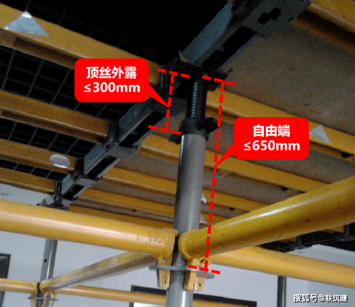 7)安装此体系支撑架应水平搭设,首先根据支撑平面配置方案放置立杆,4