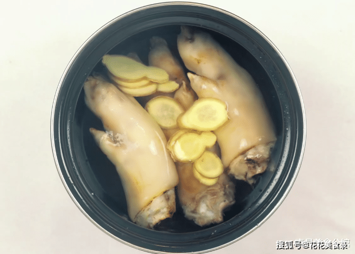 猪脚怎么煲汤好吃又软烂 8d54415a94f34e698d3388550b555c9f.png
