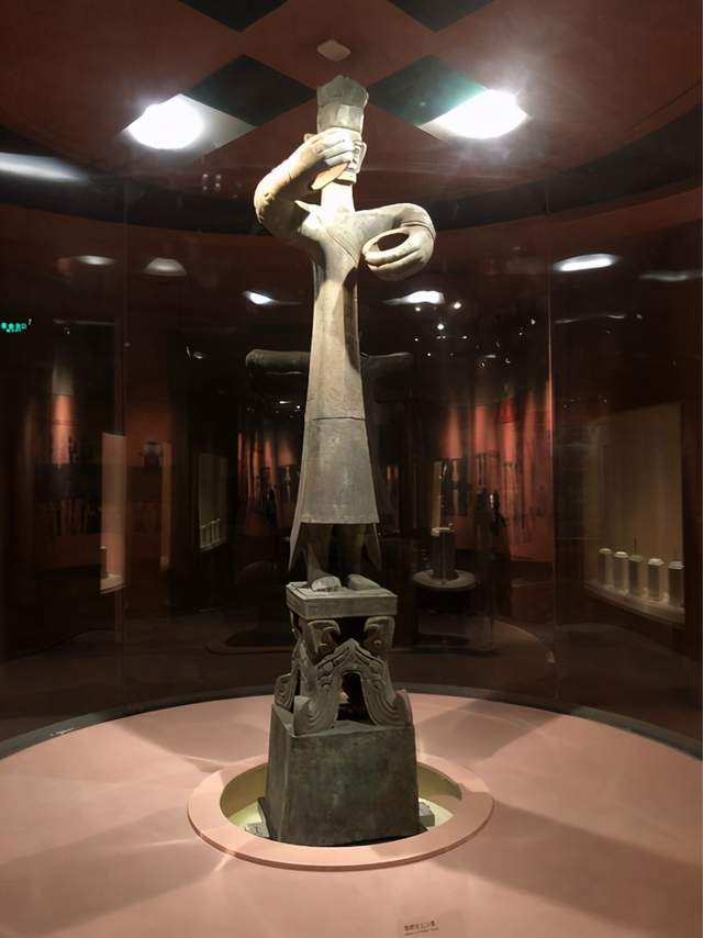 三星堆青铜立人是件宝贝,头顶一般人看不到,竟藏着"神秘"雕刻