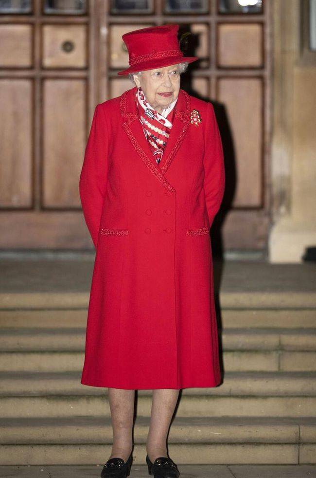 英国女王的时尚很有个性,都是老太太了,也不忘了时刻打扮自己