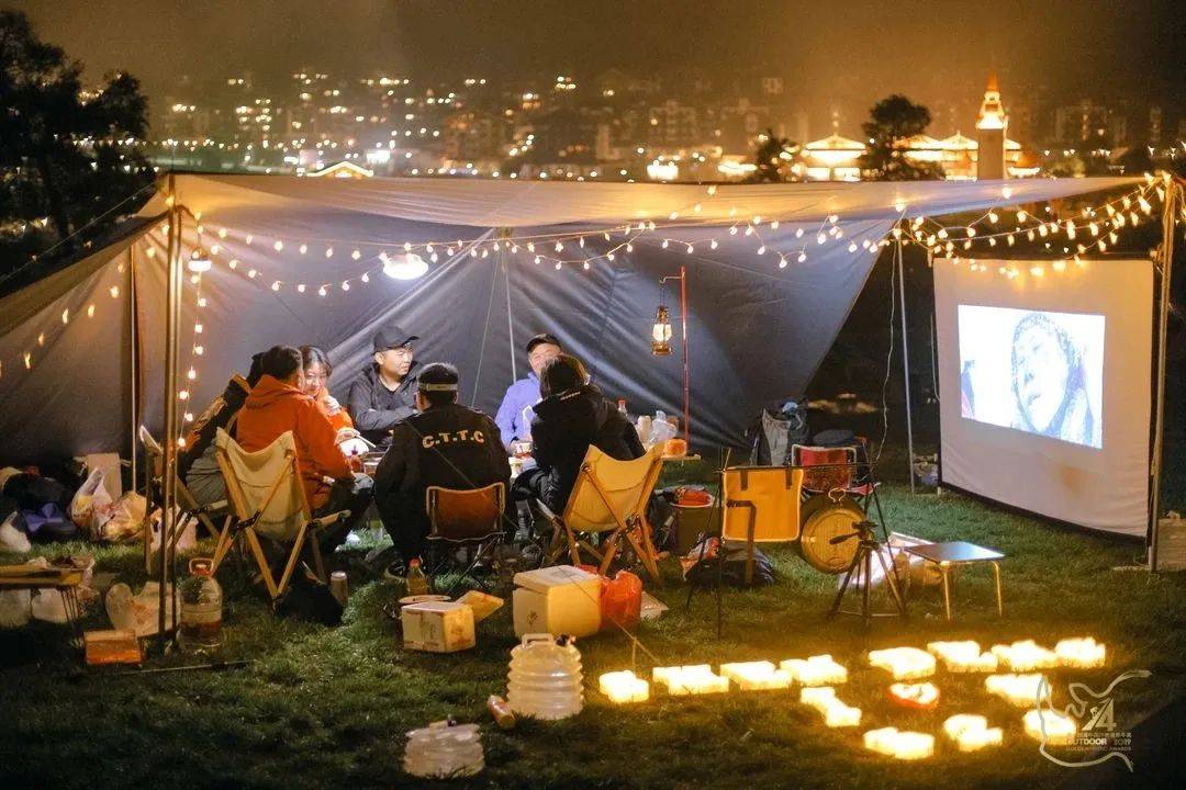 我们为大家带来了沉浸式的户外新体验: "敕勒川"户外产业论坛 "金犀牛