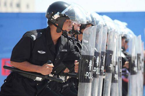 原创面对自制爆炸品歹徒,警方劝说16小时后将其击毙:安全隐患已排除