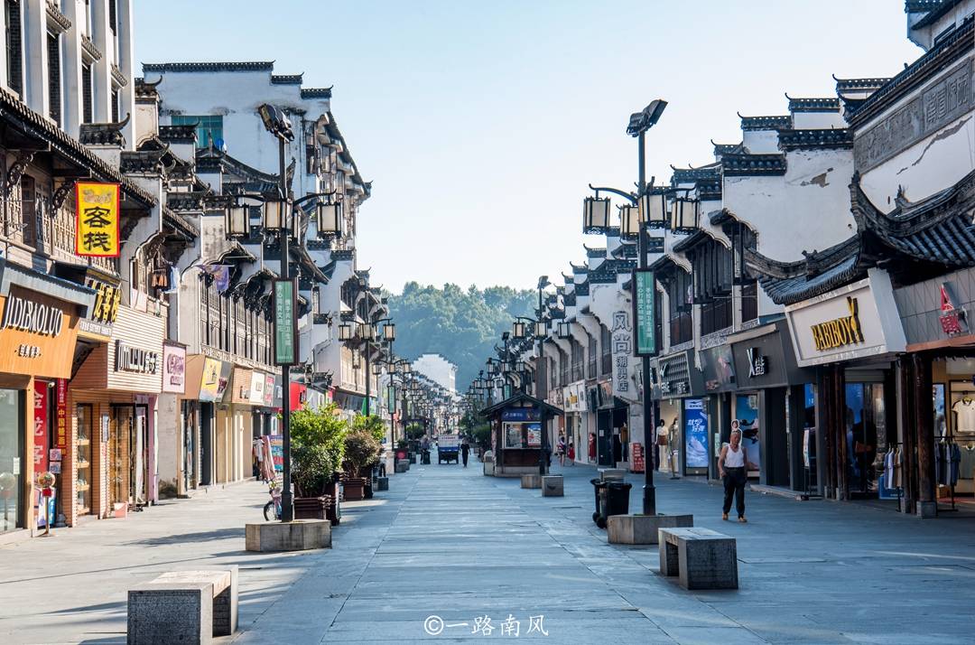江西婺源造了一条仿古步行街,游客虽然稀少,徽派建筑却很有特色