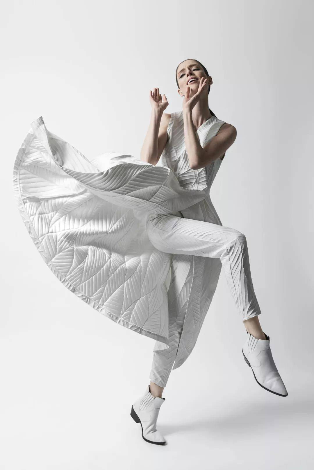 套垃圾袋在村头走秀被500万人围观,还一夜爆红封神了