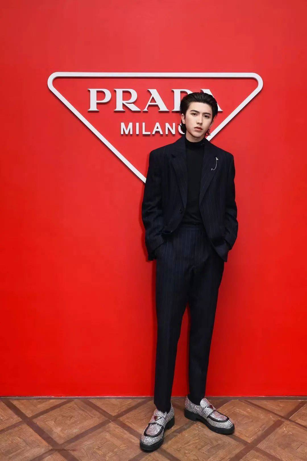 稳居c位的prada代言人蔡徐坤,当晚身穿prada条纹西服套装亮相,整体