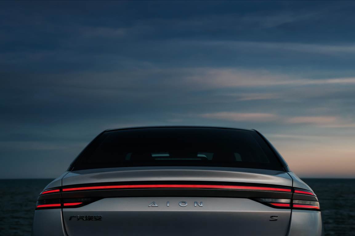 颜值吊打同级车 广汽埃安aion S Plus上市 新车