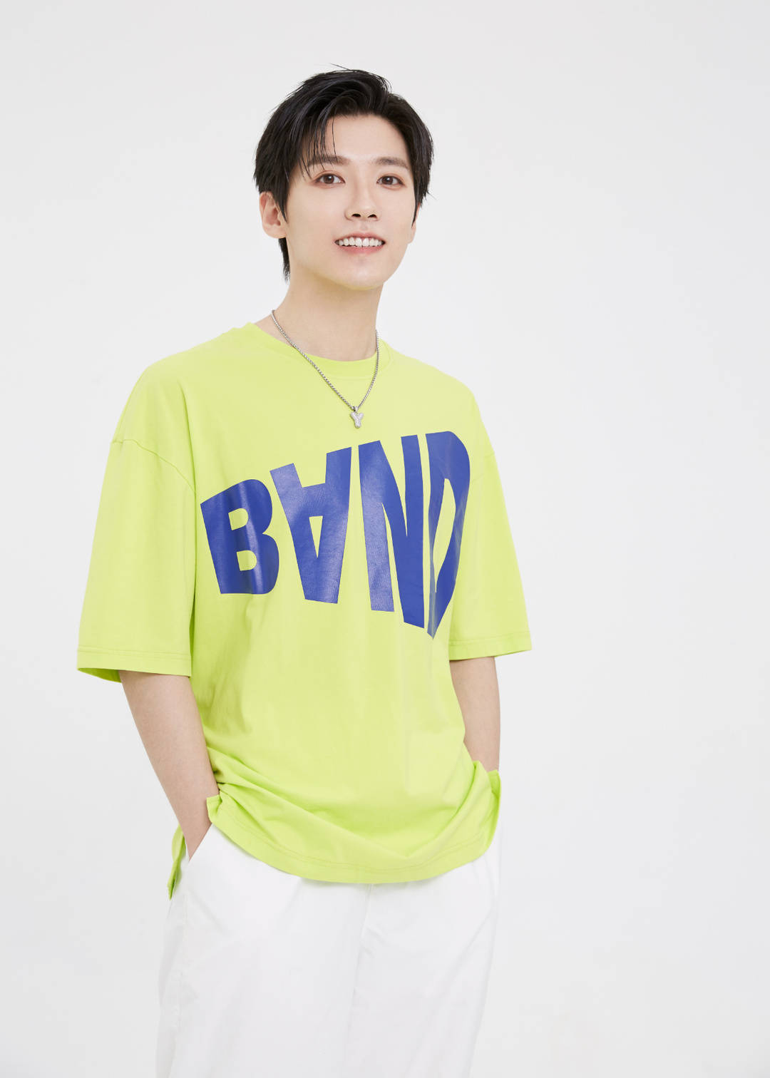 贾征宇清爽夏日写真释出 休闲字母t随性阳光