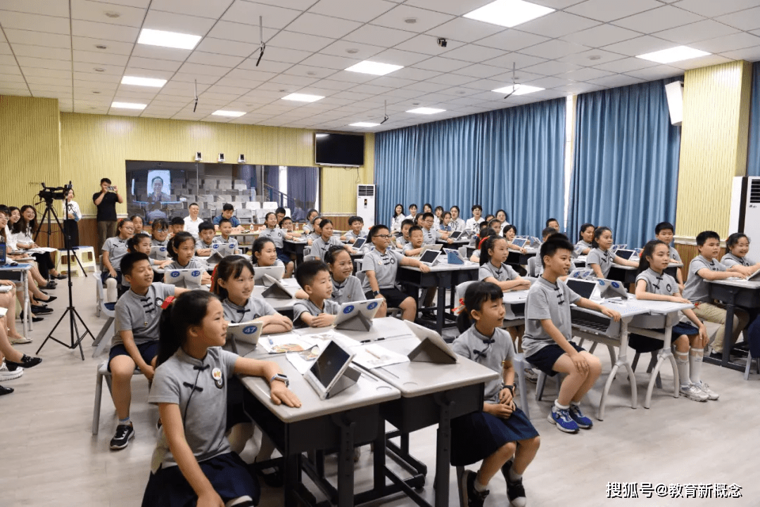 守初心担使命党旗在心中高高飘扬重庆两江新区金州小学