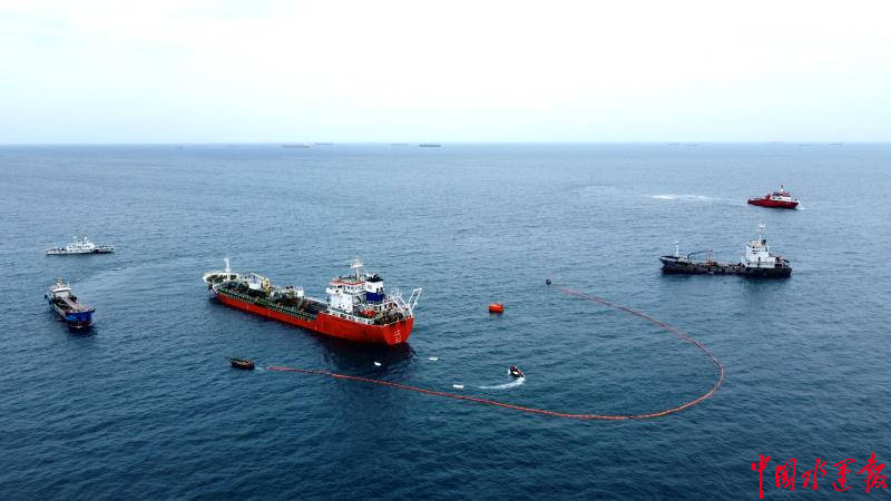 洋浦海域开展船载危险货物应急综合演练