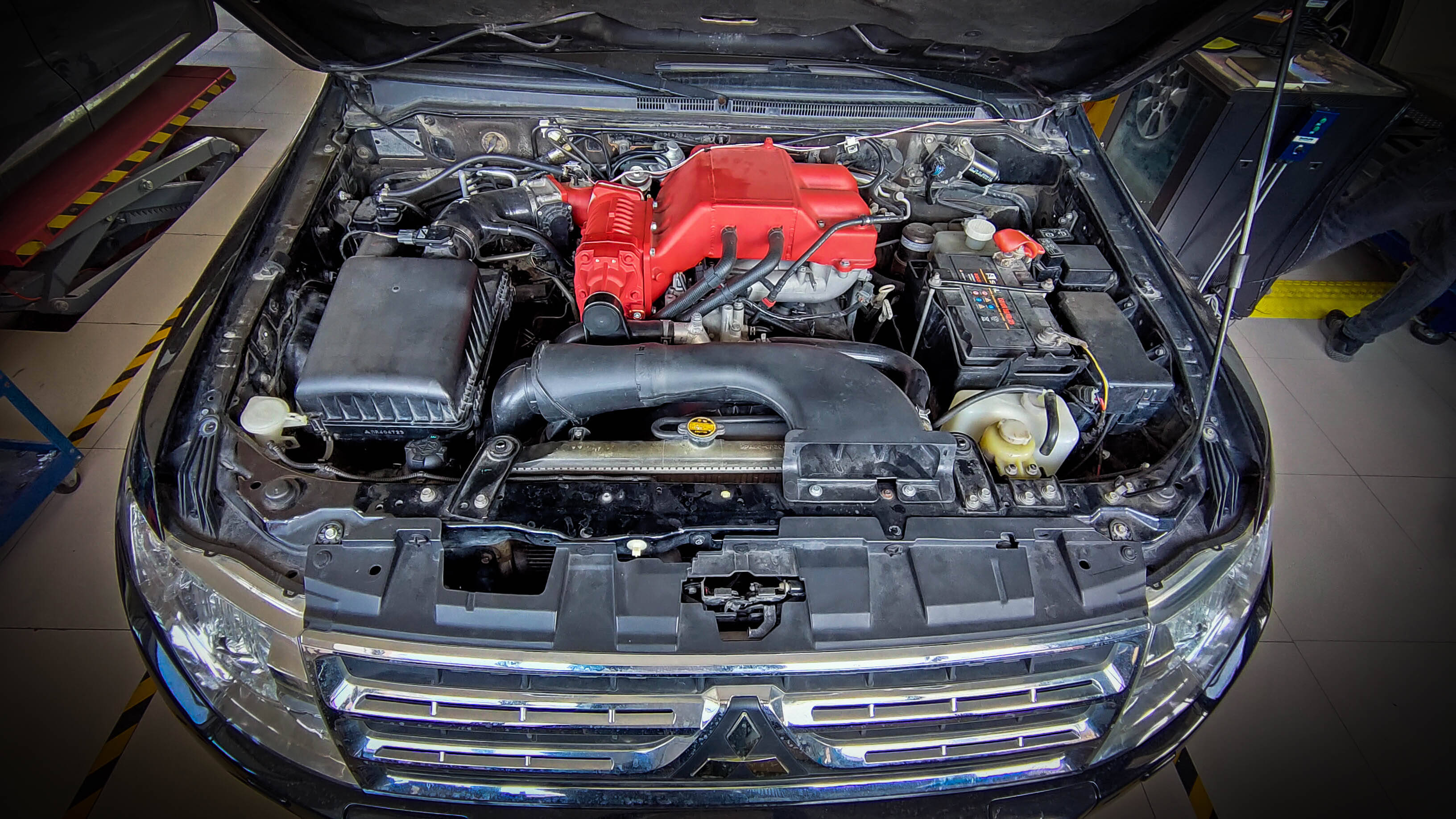 英雄的黄昏!三菱帕杰罗改装vt双螺杆机械增压,霸道超车无所畏惧