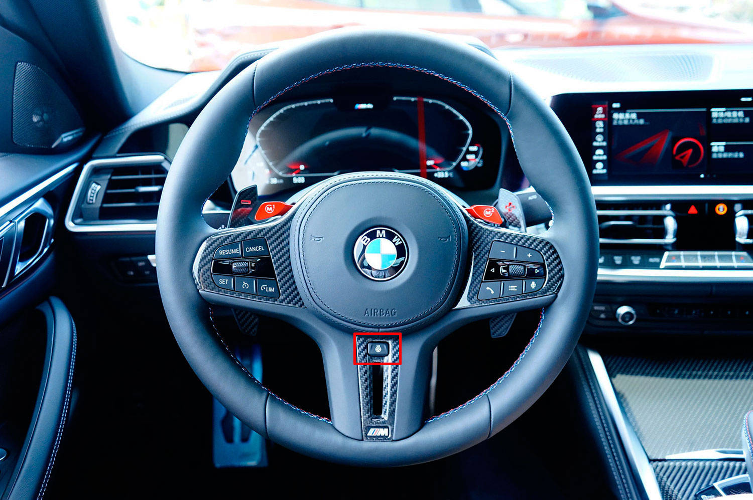 内饰也更新为宝马最新的智能座舱风格,以12.3英寸全液晶仪表盘 10.